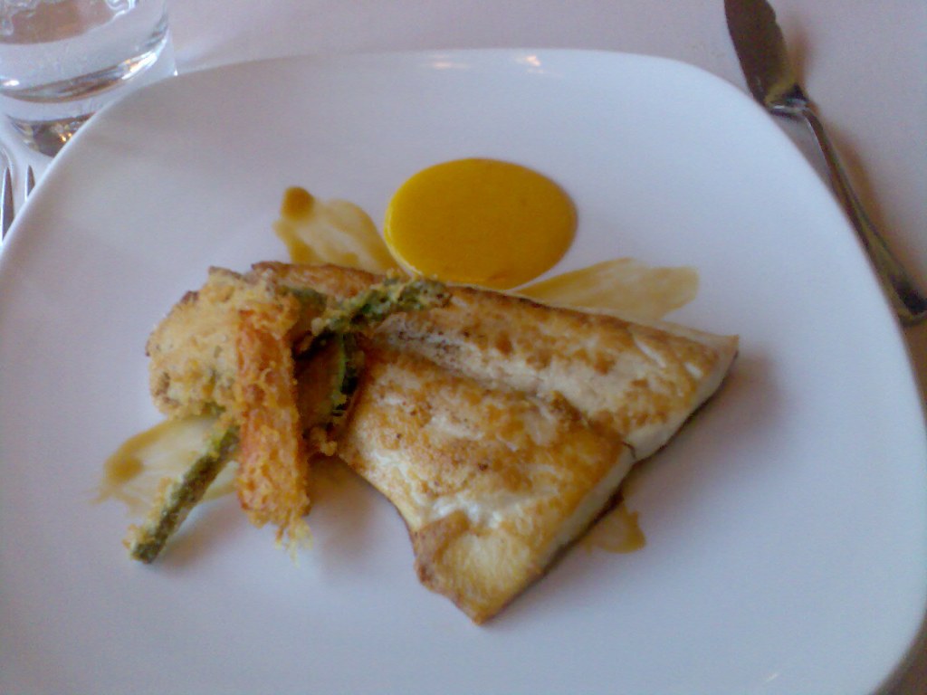 Lubina con citricos, soja y verduritas en tempura