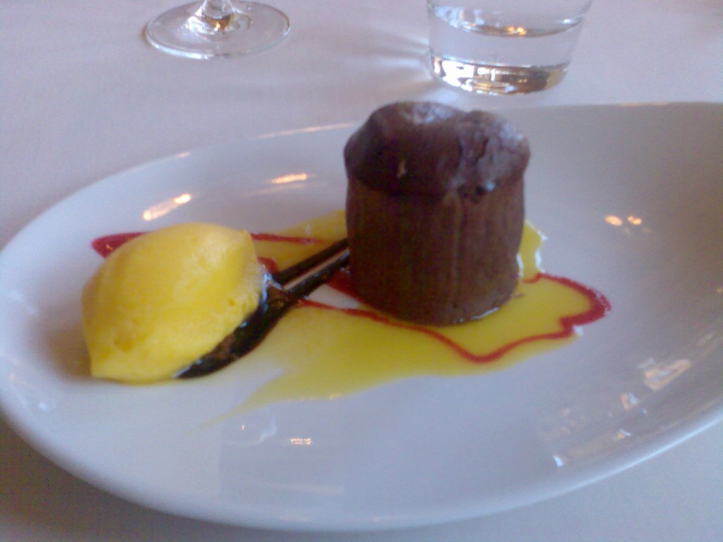 Coulant de chocolate con sorbete de mandarina y fruta de la pasión