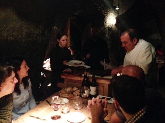 Jose Gordón cortando la chuleta