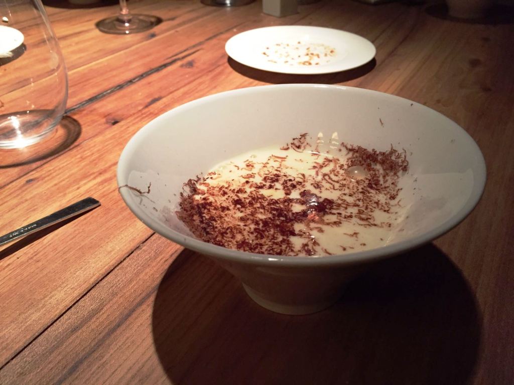Torta de buey con agar de café, helado de galleta María y espuma de chocolate blanco