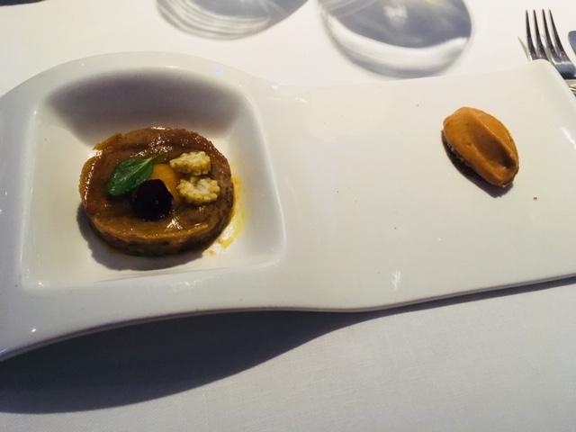 Steak tartar de bonito, foie y vegetales