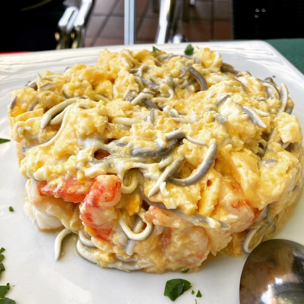Revuelto de gulas y gambas