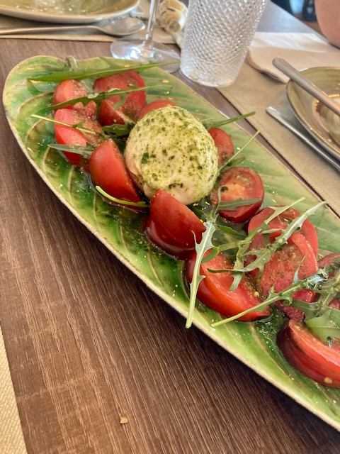 Burrata fresca con tomate RAF y aceite de albahaca